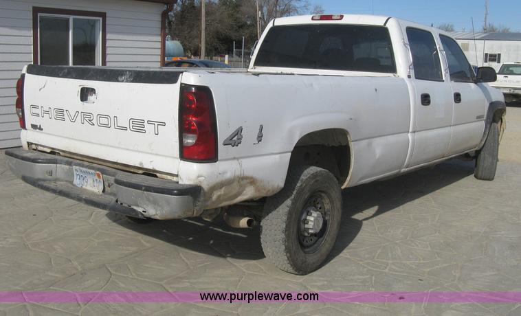 image for item H4275 2001 Chevrolet Silverado 2500HD Crew Cab pickup truck