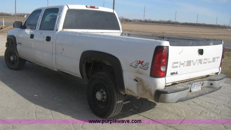 image for item H4275 2001 Chevrolet Silverado 2500HD Crew Cab pickup truck