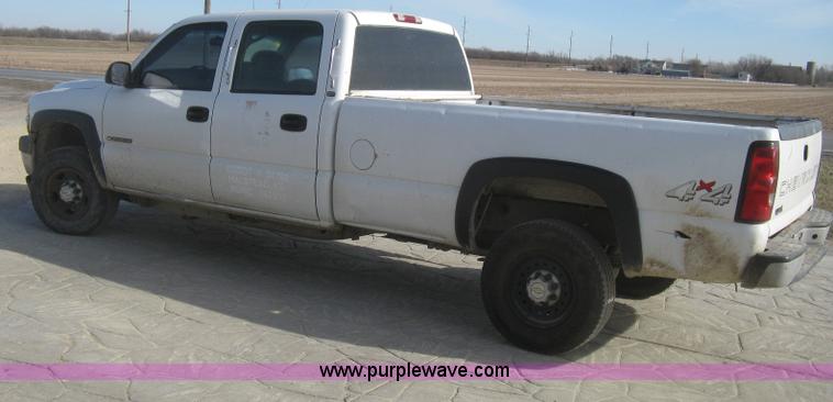 image for item H4275 2001 Chevrolet Silverado 2500HD Crew Cab pickup truck