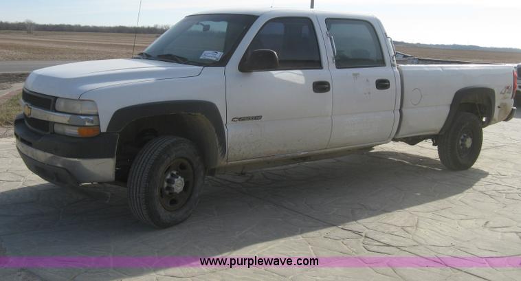 image for item H4275 2001 Chevrolet Silverado 2500HD Crew Cab pickup truck