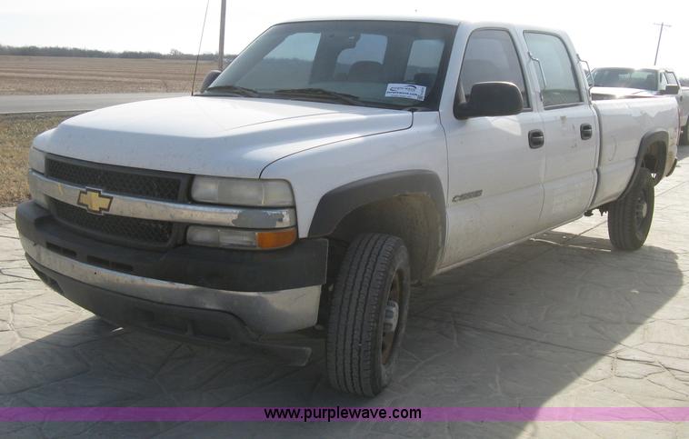 image for item H4275 2001 Chevrolet Silverado 2500HD Crew Cab pickup truck
