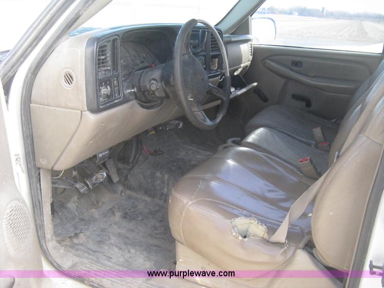 image for item H4275 2001 Chevrolet Silverado 2500HD Crew Cab pickup truck