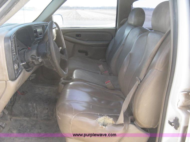 image for item H4275 2001 Chevrolet Silverado 2500HD Crew Cab pickup truck