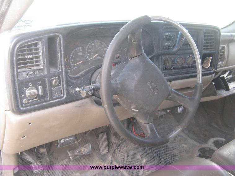 image for item H4275 2001 Chevrolet Silverado 2500HD Crew Cab pickup truck