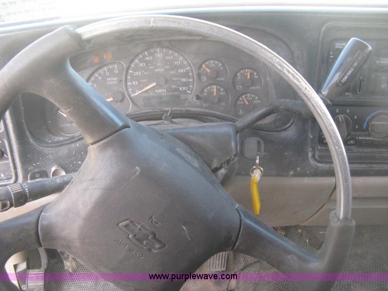 image for item H4275 2001 Chevrolet Silverado 2500HD Crew Cab pickup truck