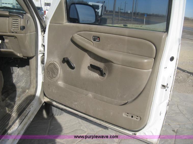 image for item H4275 2001 Chevrolet Silverado 2500HD Crew Cab pickup truck