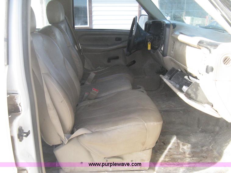 image for item H4275 2001 Chevrolet Silverado 2500HD Crew Cab pickup truck