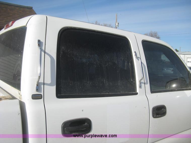 image for item H4275 2001 Chevrolet Silverado 2500HD Crew Cab pickup truck