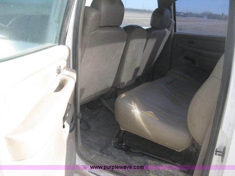 image for item H4275 2001 Chevrolet Silverado 2500HD Crew Cab pickup truck