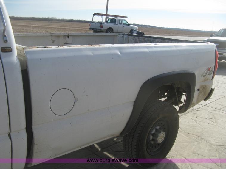 image for item H4275 2001 Chevrolet Silverado 2500HD Crew Cab pickup truck