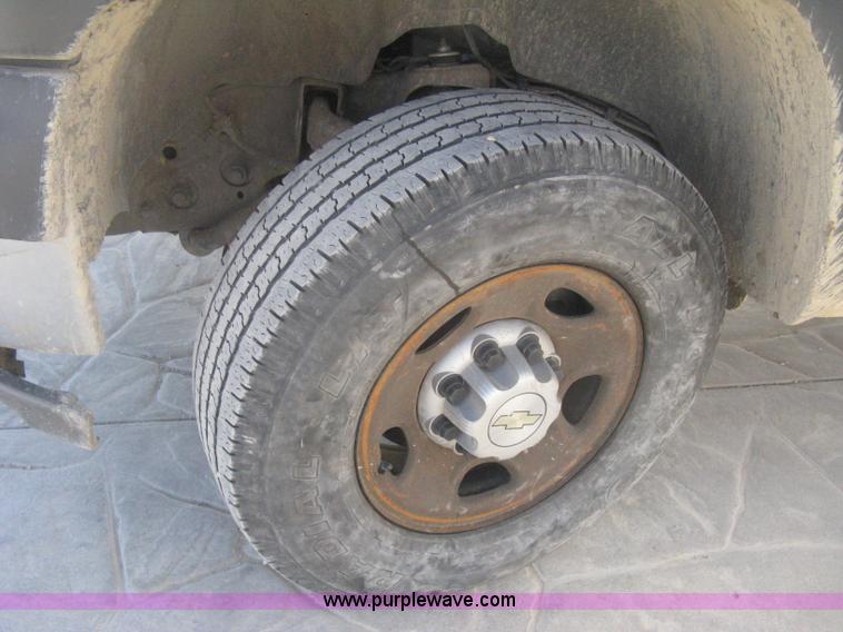 image for item H4275 2001 Chevrolet Silverado 2500HD Crew Cab pickup truck