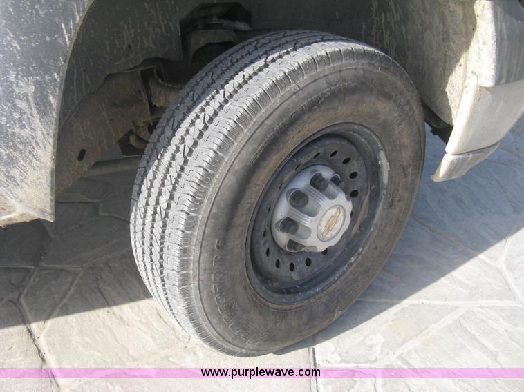 image for item H4275 2001 Chevrolet Silverado 2500HD Crew Cab pickup truck