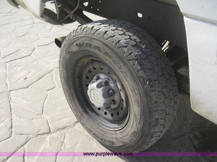 image for item H4275 2001 Chevrolet Silverado 2500HD Crew Cab pickup truck