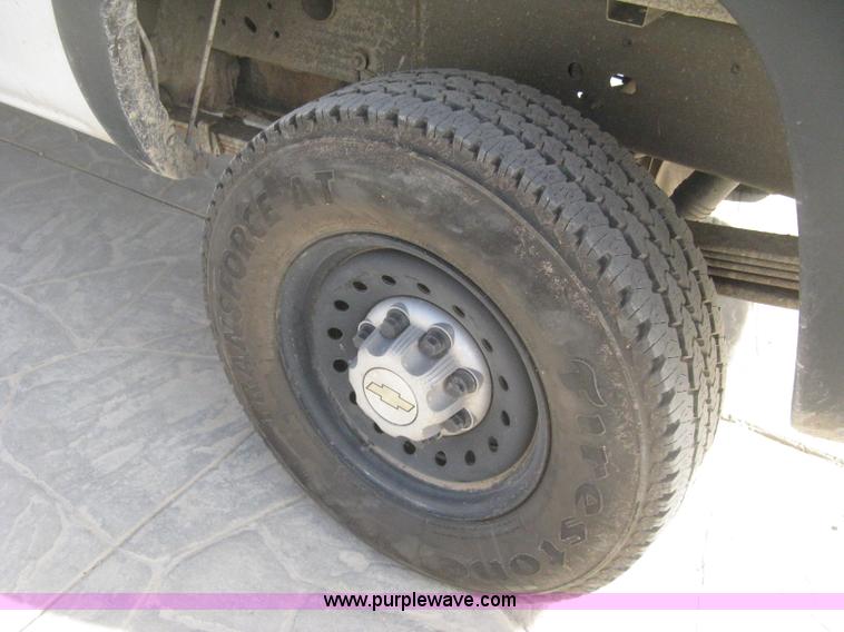 image for item H4275 2001 Chevrolet Silverado 2500HD Crew Cab pickup truck