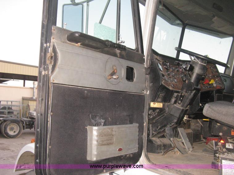 image for item H4318 1996 Peterbilt 378 semi truck