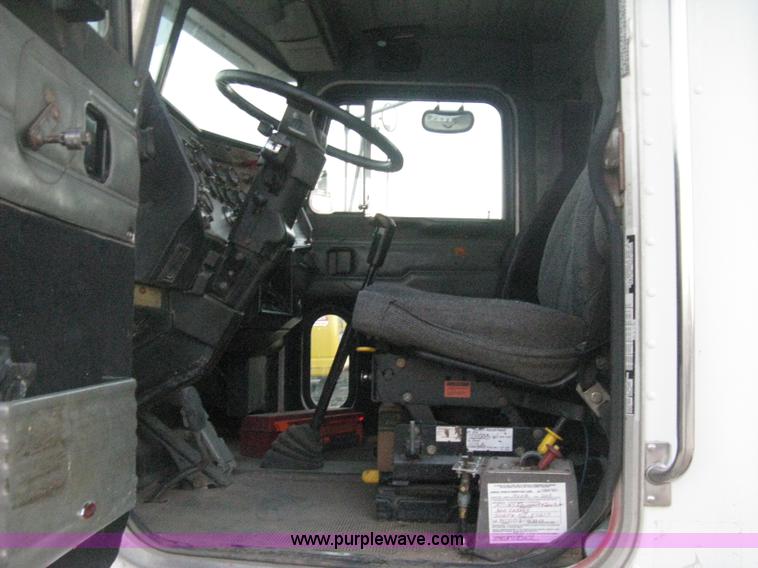 image for item H4318 1996 Peterbilt 378 semi truck