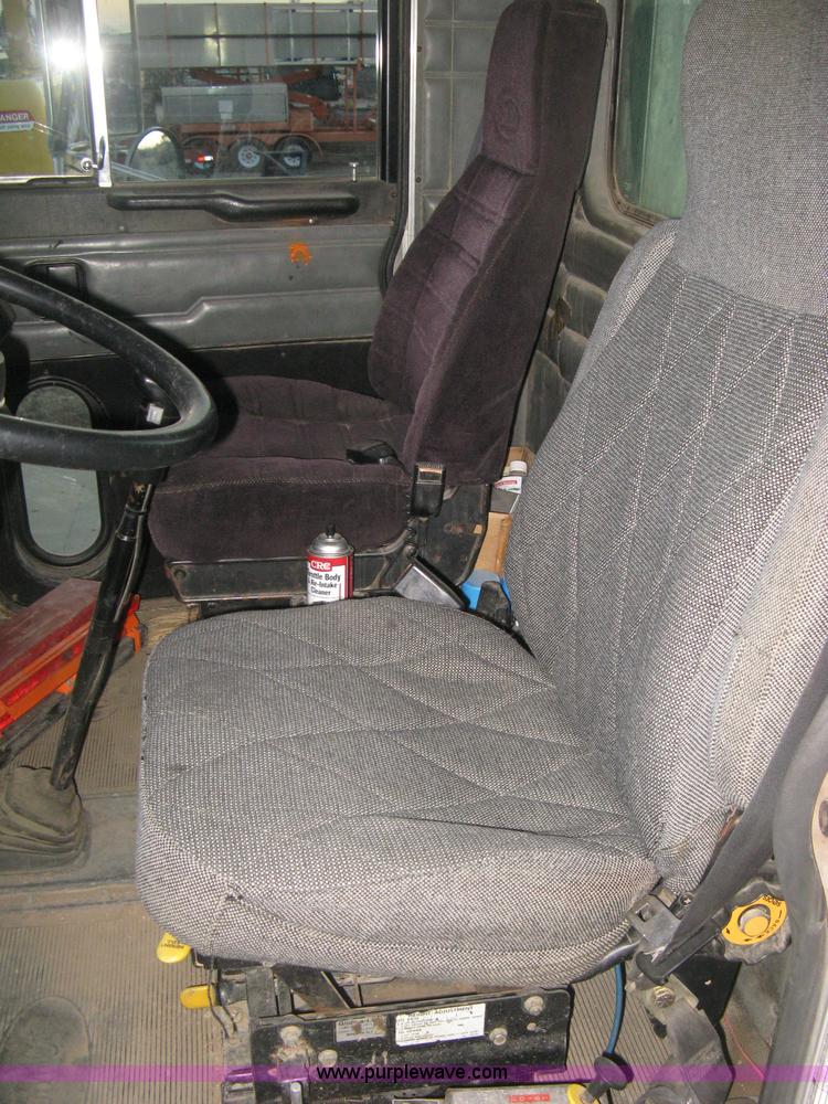 image for item H4318 1996 Peterbilt 378 semi truck