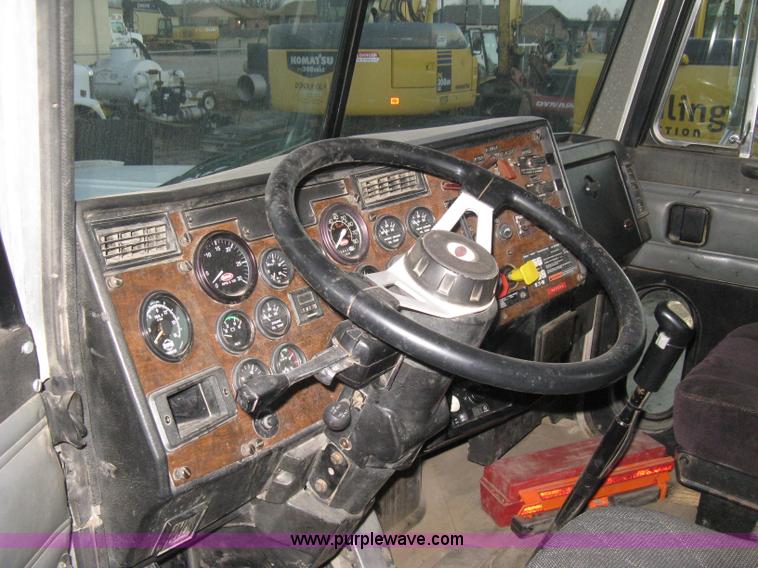 image for item H4318 1996 Peterbilt 378 semi truck