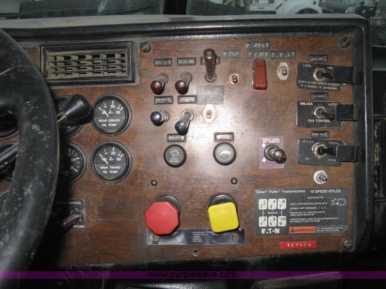 image for item H4318 1996 Peterbilt 378 semi truck