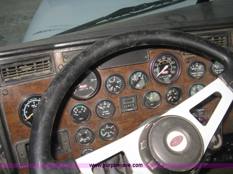 image for item H4318 1996 Peterbilt 378 semi truck