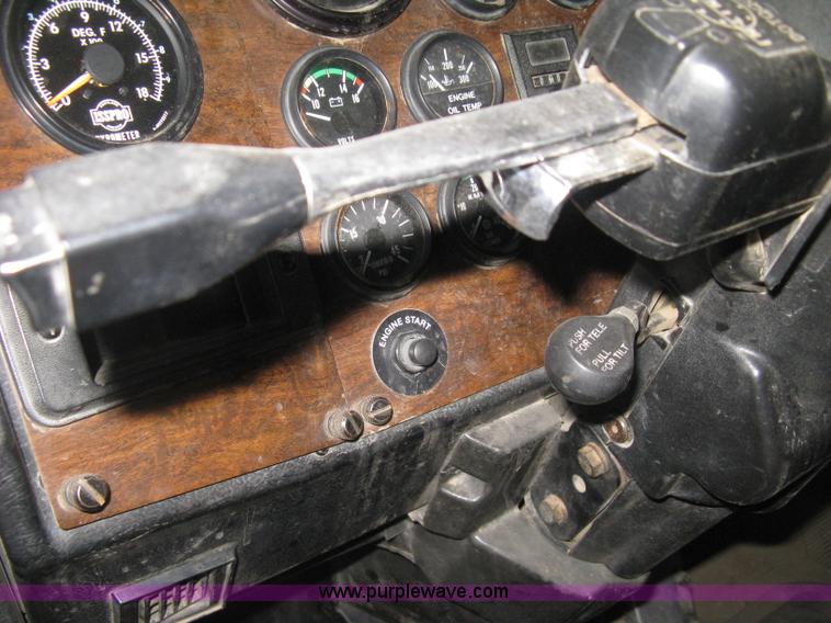 image for item H4318 1996 Peterbilt 378 semi truck