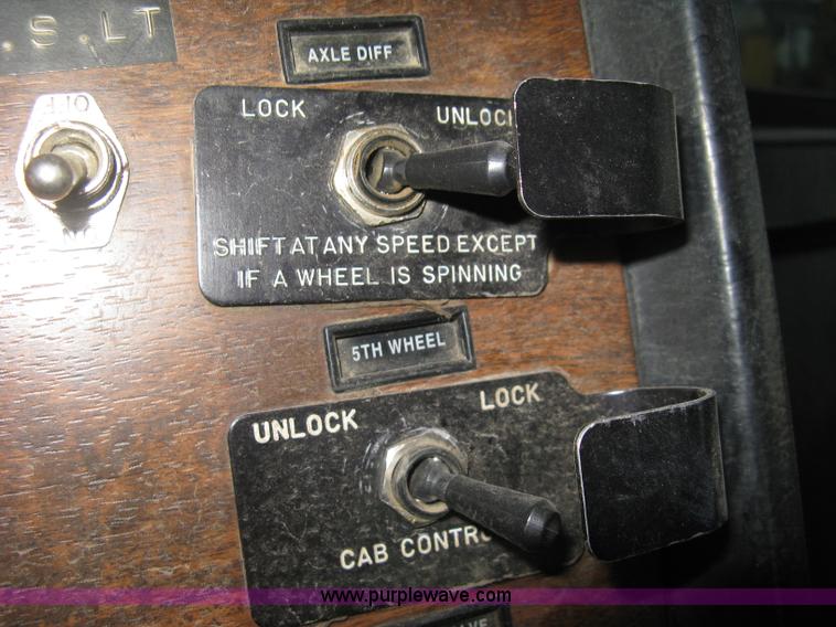 image for item H4318 1996 Peterbilt 378 semi truck