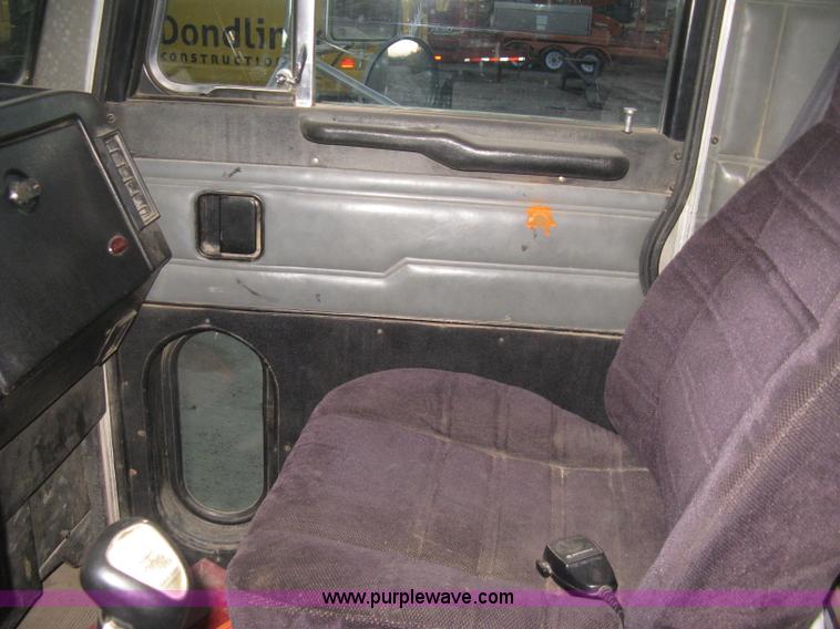 image for item H4318 1996 Peterbilt 378 semi truck