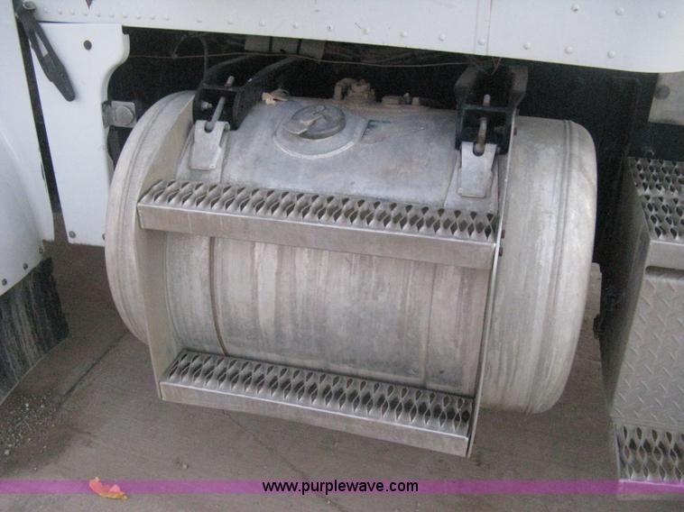 image for item H4318 1996 Peterbilt 378 semi truck