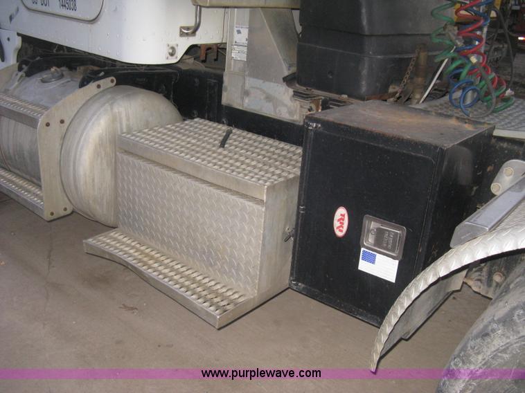 image for item H4318 1996 Peterbilt 378 semi truck