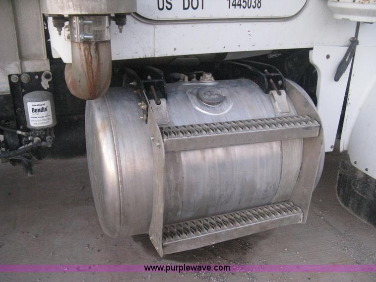 image for item H4318 1996 Peterbilt 378 semi truck