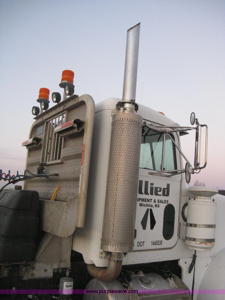 image for item H4318 1996 Peterbilt 378 semi truck