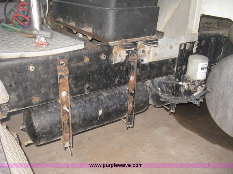 image for item H4318 1996 Peterbilt 378 semi truck