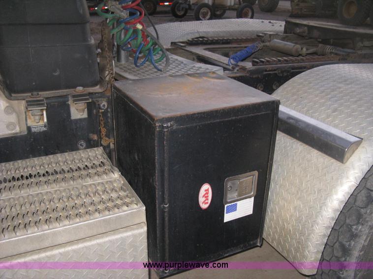 image for item H4318 1996 Peterbilt 378 semi truck