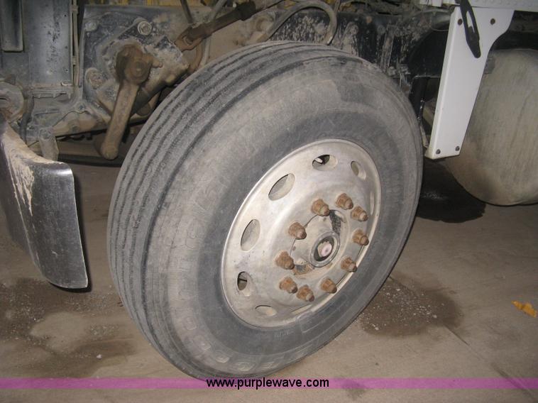 image for item H4318 1996 Peterbilt 378 semi truck