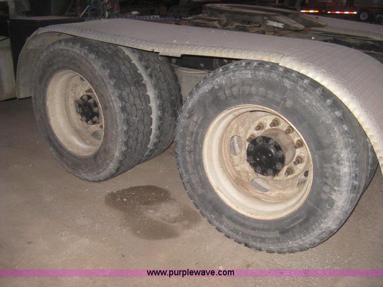 image for item H4318 1996 Peterbilt 378 semi truck