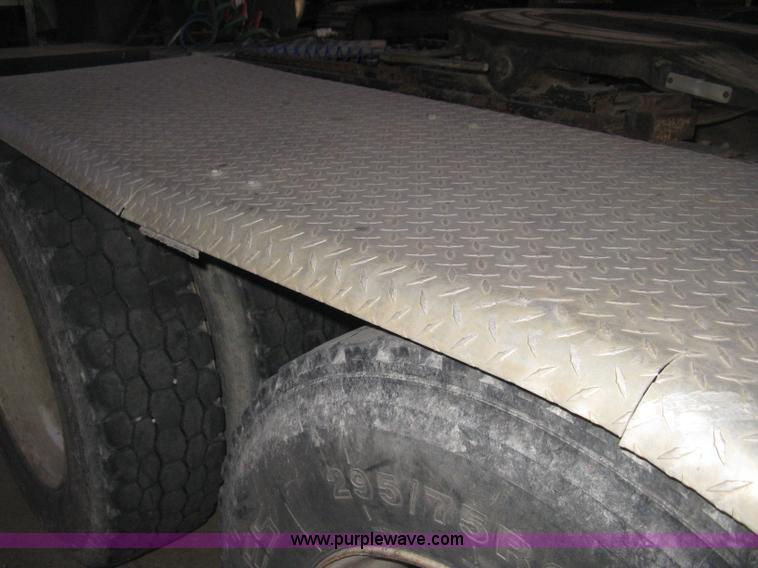 image for item H4318 1996 Peterbilt 378 semi truck