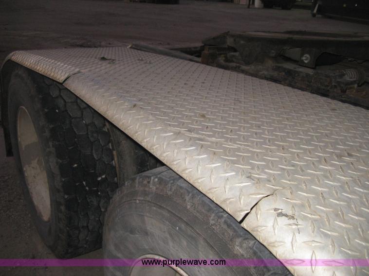 image for item H4318 1996 Peterbilt 378 semi truck