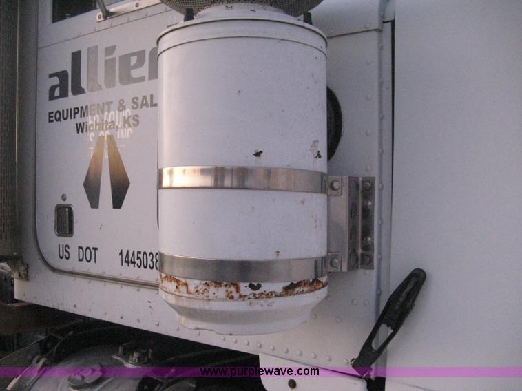 image for item H4318 1996 Peterbilt 378 semi truck