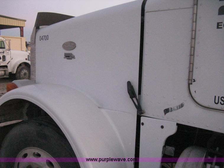 image for item H4318 1996 Peterbilt 378 semi truck
