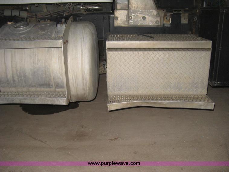 image for item H4318 1996 Peterbilt 378 semi truck