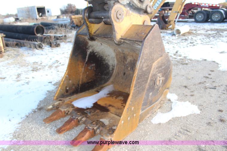 image for item H7789 2003 John Deere 370C excavator
