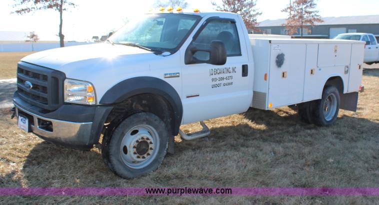 image for item H7847 2006 Ford F550 utility truck