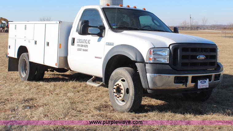 image for item H7847 2006 Ford F550 utility truck