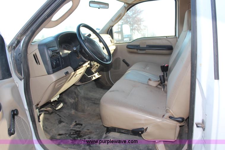 image for item H7847 2006 Ford F550 utility truck