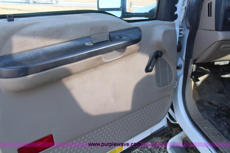 image for item H7847 2006 Ford F550 utility truck