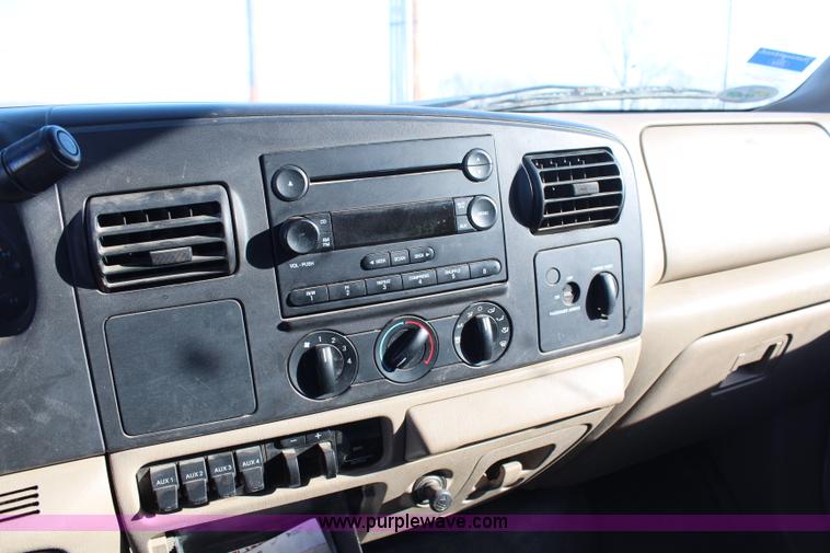 image for item H7847 2006 Ford F550 utility truck