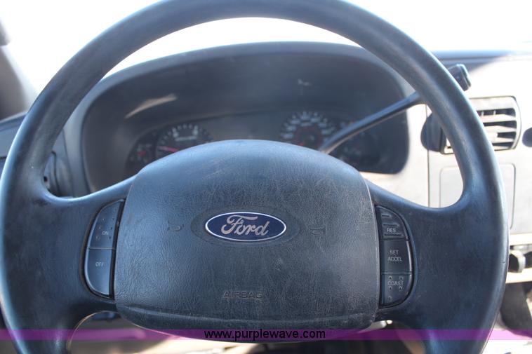 image for item H7847 2006 Ford F550 utility truck
