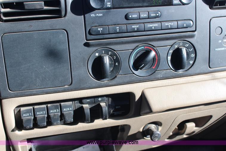 image for item H7847 2006 Ford F550 utility truck