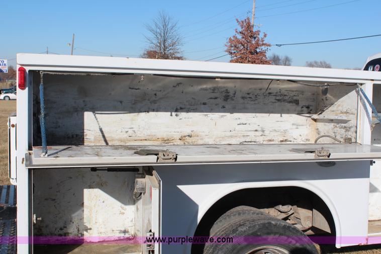 image for item H7847 2006 Ford F550 utility truck