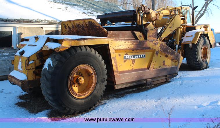 image for item H7856 1978 John Deere 762 scraper